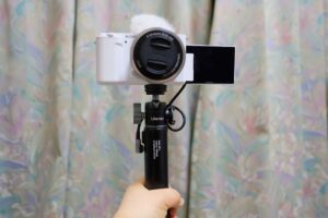 ZV-E10給電使用にはUlanzi ハンドグリップBG-4とL字ケーブルが便利