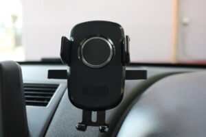 スマホを快適なカーナビにする車載用スマホホルダーとカーチャージャー